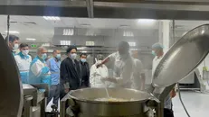 تقدیر نماینده ولی‌فقیه در امور حج و زیارت از خادمان میهمانان پیامبر (ص) در آشپزخانه مرکزی مدینه