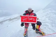 پرچم «یا مظلوم حسین» بر فراز دهمین قله بلند جهان به اهتزاز درآمد