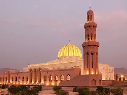 بازدید پزشکیان از مسجد جامع سلطان قابوس