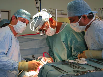 متخصصان با دستکاری مغز یک بیمار حین عمل جراحی تحمل درد را برایش آسان کردند