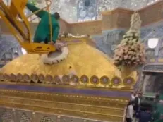 گل آرایی ضریح مطهر در شب بزرگداشت میلاد حضرت فاطمه معصومه سلام‌الله‌علی‌ها