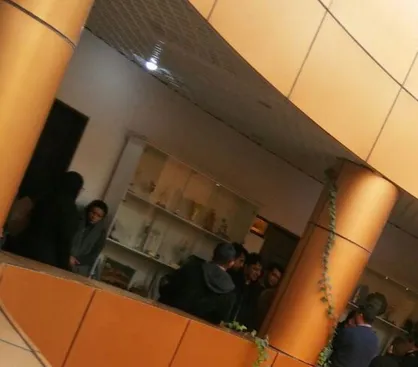 جمعی از دانشجویان دانشگاه ارومیه در اعتراض به مشکلات رفاهی این دانشگاه تجمع کردند