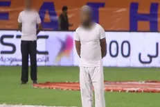 حضور مسئولان برگزاری لیگ عربستان با لباس خواب در کنار زمین! + عکس