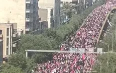 نمایی از پل کالج در خیابان انقلاب اسلامی؛ مراسم تشییع پیکر مطهر امام شهید ایران و شهدای خانواده ایشان