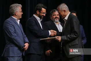 اهدای لوح تقدیر به برگزیدگان همایش 