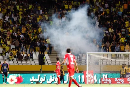 نابینا شدن یک کودک و مجروح شدن ۱۵۰ هوادار بعد از بازی سپاهان و پرسپولیس