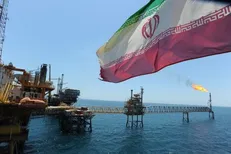 تحریم‌های ضد ایرانی قیمت نفت را از ۱۰۰ دلار بالاتر می‌برد