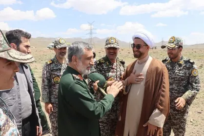 سردار حاجی&zwnj;زاده از مواضع پدافندی نطنز و خنداب بازدید کرد