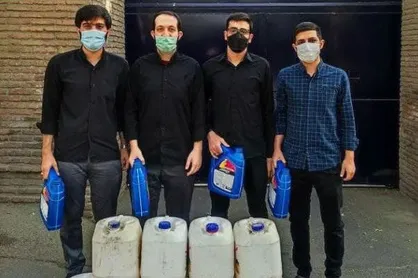 اهدای نمادین گالن&zwnj;های بنزین به سفارت انگلیس در تهران