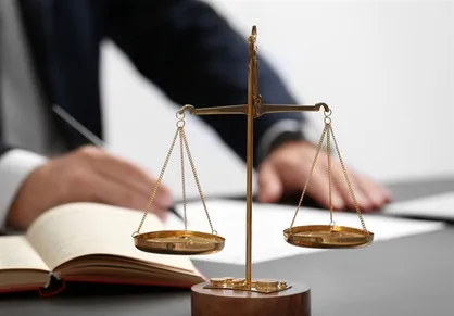 کنایه مجری برنامه پایش به درآمد وکلا