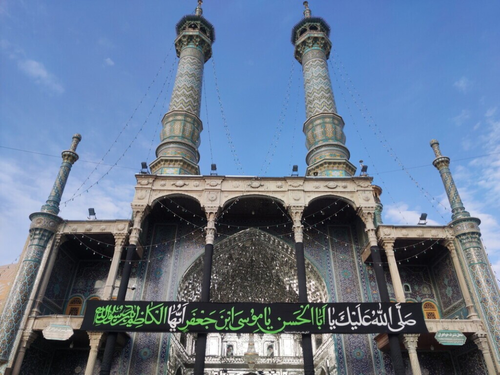 حرم مطهر حضرت معصومه سلام‌الله‌علیها در آستانه سالروز شهادت امام کاظم علیه‌السلام پدر بزرگوار حضرت معصومه سلام الله علیها با نصب بیرق‌ها و شال‌های عزا سیاهپوش شد.
