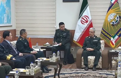 معاون روابط بین&zwnj;الملل ارتش چین با سرلشکر باقری دیدار کرد