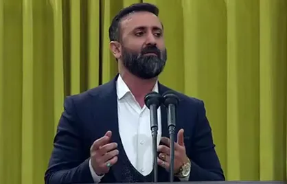 لحظاتی از مداحی عباس طهماسب&zwnj;پور در دیدار مداحان و شاعران اهل بیت (ع) با رهبر انقلاب