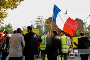 تجمع دانشجویان در مقابل سفارت فرانسه