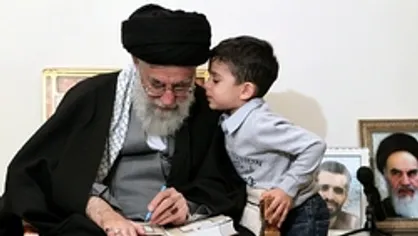 گزارشی از حضور رهبر انقلاب در منزل شهید احمدی روشن ۲۹ دی ۱۳۹۰