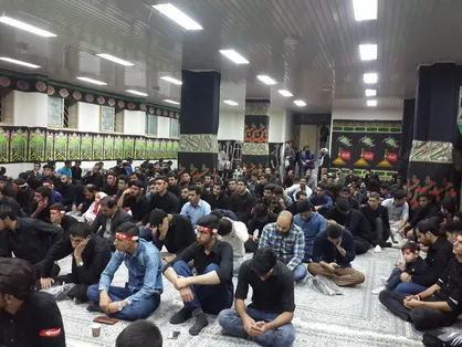 دانشجویان علوم پزشکی اصفهان در حال آماده&zwnj;سازی فضای هیئت هستند/ تغییر حال و هوای دانشگاه با نزدیک شدن ایام محرم