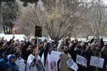 تجمع دانشجویان کرمانشاهی در فرودگاه شهید اشرفی