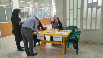 طعم شیرین خدمت به دانشجویان ورودی جدید دانشگاه آزاد کازرون/ تشکیل ایستگاه از من بپرس + تصاویر