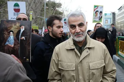 فیلم/ واکنش سردار سلیمانی نسبت به اصرار برخی به نوشیدن جام زهر توسط رهبرانقلاب در مقابل آمریکا