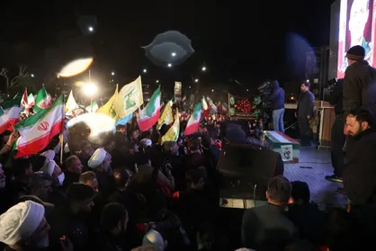 شهروند تهرانی: مترسک ترامپ قمارباز و نتانیاهو کودک کش را آوردیم تا آن&zwnj;ها آتش بکشیم؛ این که دیگر هوش مصنوعی نیست! + فیلم
