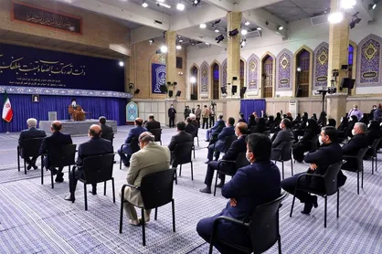 رهبر انقلاب: اگر حقایق جامعه را روایت نکنید دشمن آنرا ۱۸۰ درجه خلاف روایت می&zwnj;کند مثل تسخیر لانه&zwnj; جاسوسی / اصرار دارم این دولت مسئله&zwnj; تعرفه&zwnj; پرستاری را به طور جدی دنبال کند