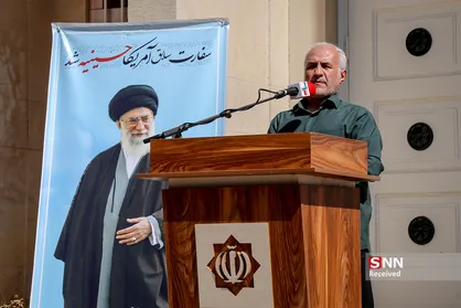 اهتزاز پرچم عزای حسینی در لانه جاسوسی آمریکا