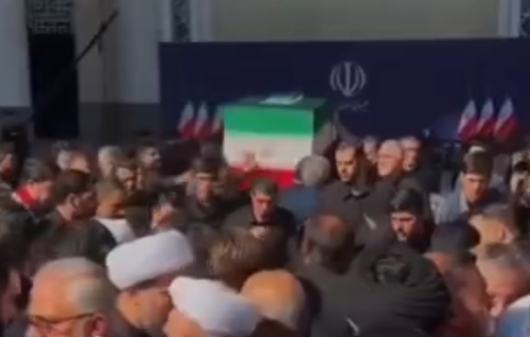 لحظات انتقال پیکر رهبر شهید انقلاب به جایگاه اصلی مصلی پس از مراسم اقامه نماز امروز