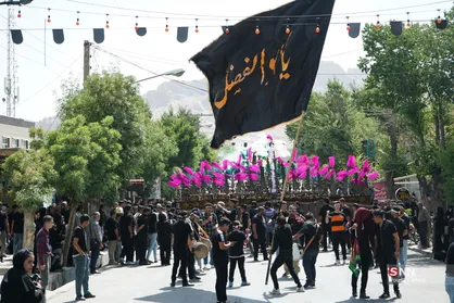 فرخشهر در سوگ علم&zwnj;ها؛ آیین باشکوه علم&zwnj;گردانی در تاسوعای حسینی برگزار شد +فیلم