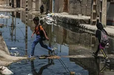 اهواز همچنان غرق در فاضلاب / اعتباراتی که بین لجن‌ها گندید!