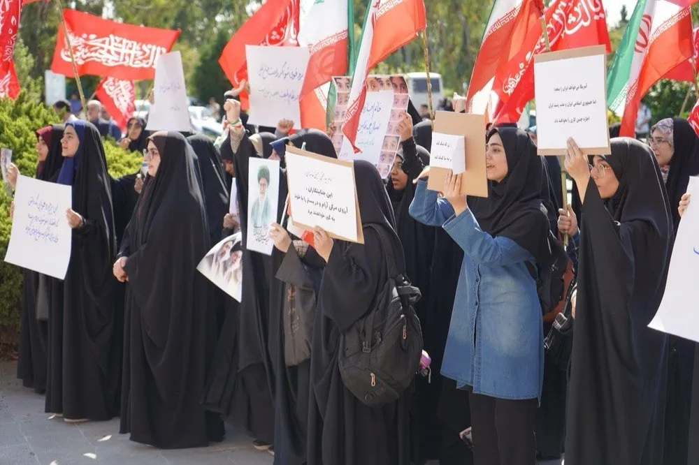 پرچمی که بر فراز دانشگاه برافراشته شد؛ خروش دانشجویان مازندران در محکومیت جنایت آمریکا و رژیم صهیونیستی +فیلم
