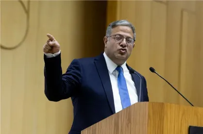 عقب&zwnj;نشینی خودروی حامل بن گویر در پی اعتراض حامیان فلسطین در آمریکا