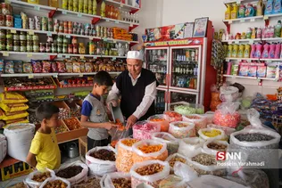 امیر در حال خرید تنقلات با مقداری از درآمد حاصل از کارش است.