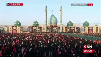 لحظه پخش صدای رهبر شهید و گریه مردم در مسجد جمکران