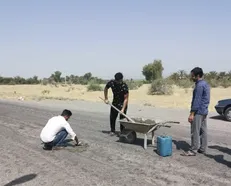 محورهاى مواصلاتى توکهور و هشت بندی استان هرمزگان نیاز به بازسازى دارند / استفاده مردم از شن و ماسه برای ترمیم چاله‌ها!