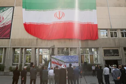 اهتزاز پرچم ایران در دانشگاه امیر کبیر بمناسبت آغاز سال تحصیلی جدید