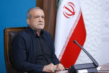 پزشکیان: کمبود&zwnj;ها و نارسایی&zwnj;ها با مشارکت مردم و تکیه بر جوانان قابل حل است