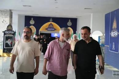 بازدید خبرنگاران بین‌المللی مراسم وداع و تشییع رهبر شهید از موزه ملی انقلاب اسلامی و دفاع مقدس