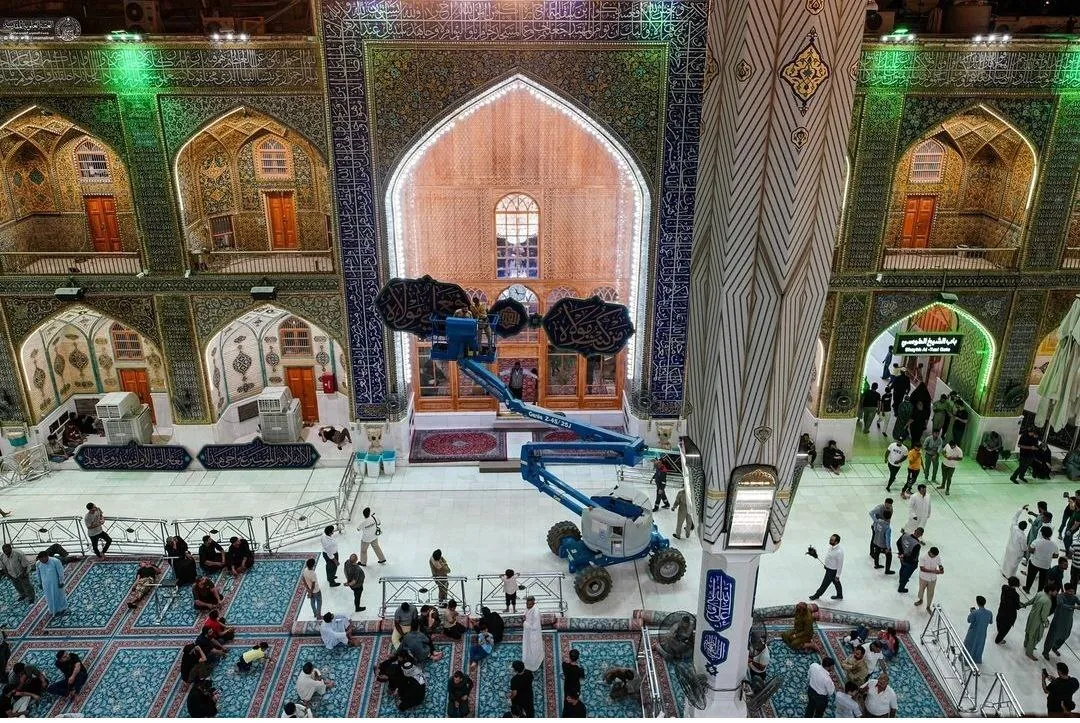 با فرا رسیدن دهه امامت و ولایت و در آستانه عید غدیر خم کتیبه‌هایی توسط خادمان بارگاه ملکوتی امیرالمومنین(ع) در حرم علوی نصب شد.

