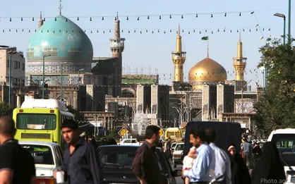 واکنش مردم به سرودخوانی مقابل حرم امام رضا(ع) به مناسبت ولادت امام زمان(عج)