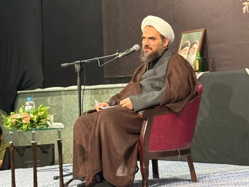 حضور پدر شهیده زهرا محمدی گلپایگانی در رواق دارالذکر و اقامهٔ اذان برای نوزاد یکی از زائران+فیلم