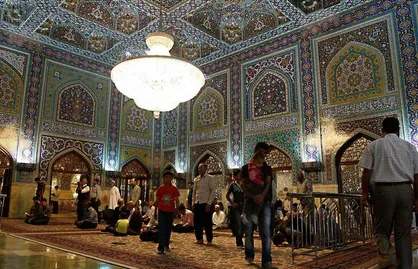 آقاجان! از وقتی که رفتی شدیم مثل بچه یتیم&zwnj;ها/ گوشه&zwnj;ای از دلتنگی زائران مزار نورانی رهبر شهید انقلاب در رواق دارالذکر حرم مطهر رضوی + فیلم
