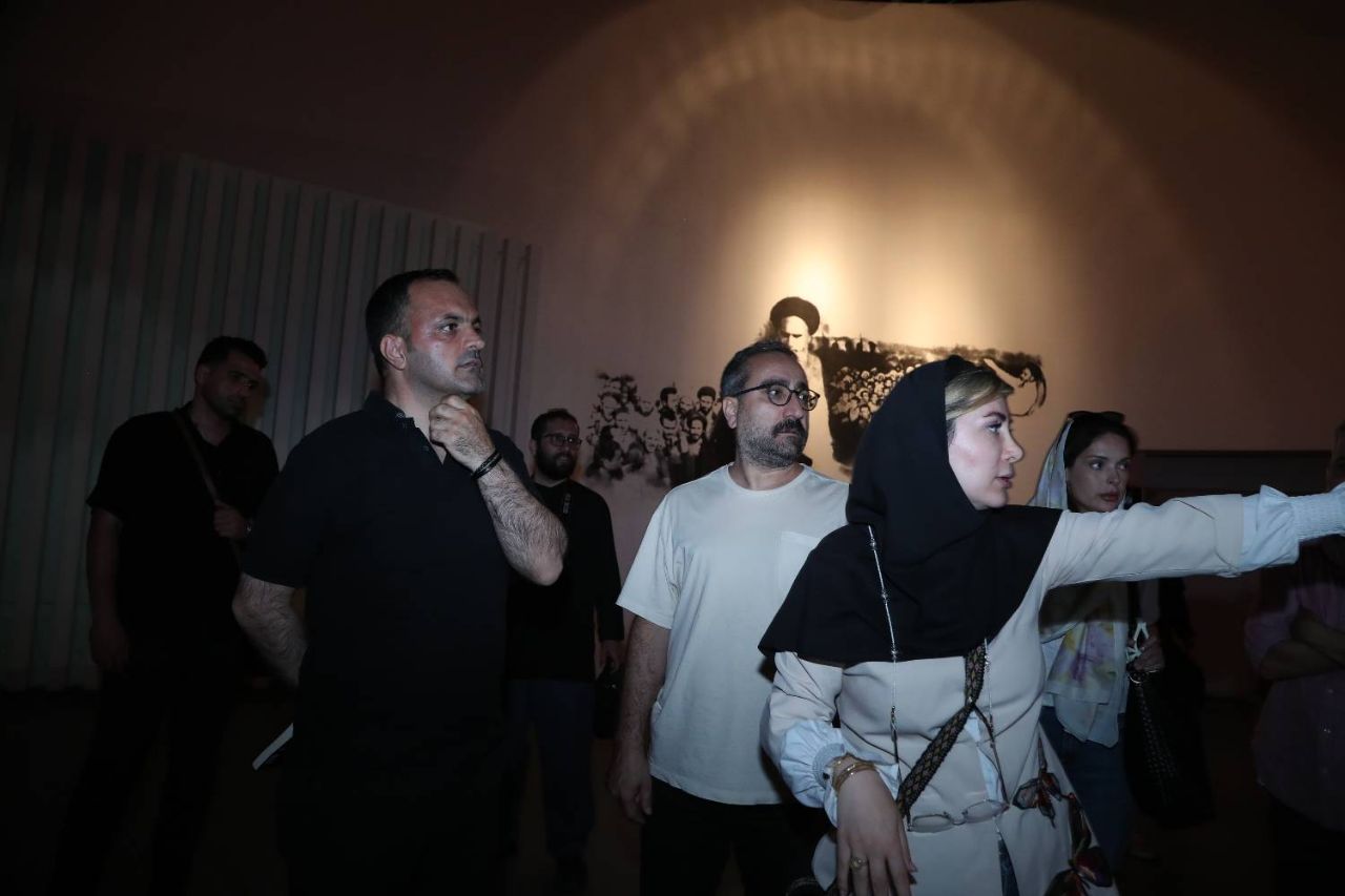 بازدید خبرنگاران بینالمللی مراسم وداع و تشییع رهبر شهید از موزه ملی انقلاب اسلامی و دفاع مقدس بازدید خبرنگاران بینالمللی مراسم وداع و تشییع رهبر شهید از موزه ملی انقلاب اسلامی و دفاع مقدس