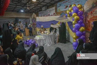 یک زوج شیرازی همزمان با فرارسیدن 22 اسفندماه، سالروز گرامیداشت مقام شهدا، آغاز زندگی مشترک خود را در جوار مزار شهدای گمنام گلزار شهدای این شهر جشن گرفتند.