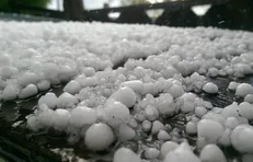 بارش سیل آسای تگرگ روستای بیاندره در بانه