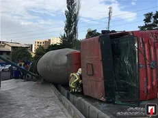بونکر سیمان در خیابان ولنجک واژگون شد +عکس