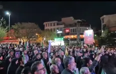 لحظه پخش پیام رهبر انقلاب در میدان نبوت تهران