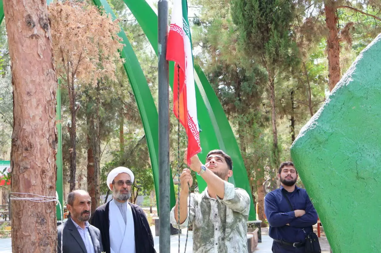 اهتزاز پرچم ایران و طنین سرود ملی در آغاز سال تحصیلی دانشگاه ملی مهارت استان سمنان+فیلم