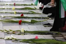 دانشجویان ابرکوه مزار شهدای گمنام را غبارروبی می‌کنند