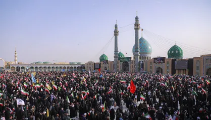 بیعت باشکوه مردم قم با رهبری جدید در مسجد جمکران+فیلم