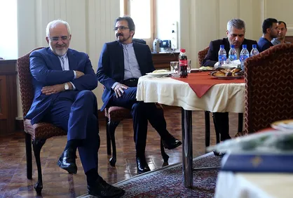 مصدق، توئیتر، خبرنگار؛ ظریف: می شود با من سلفی نگیرید؟!